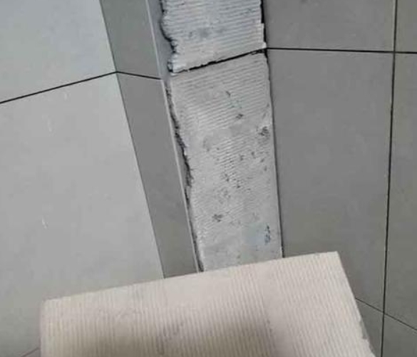 玉林市瓷砖空鼓维修公司分享下厨房瓷砖脱落的补救措施。